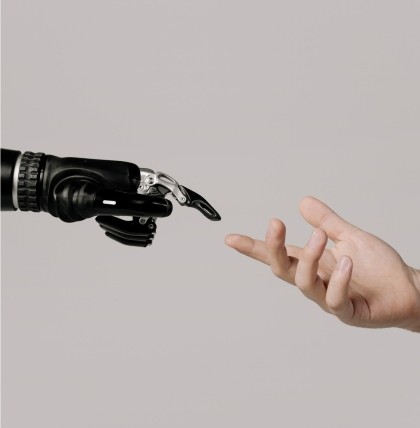 Not sure whether a robo-adviser or human adviser is right for you? Here's how to decide which one suits your financial needs. 